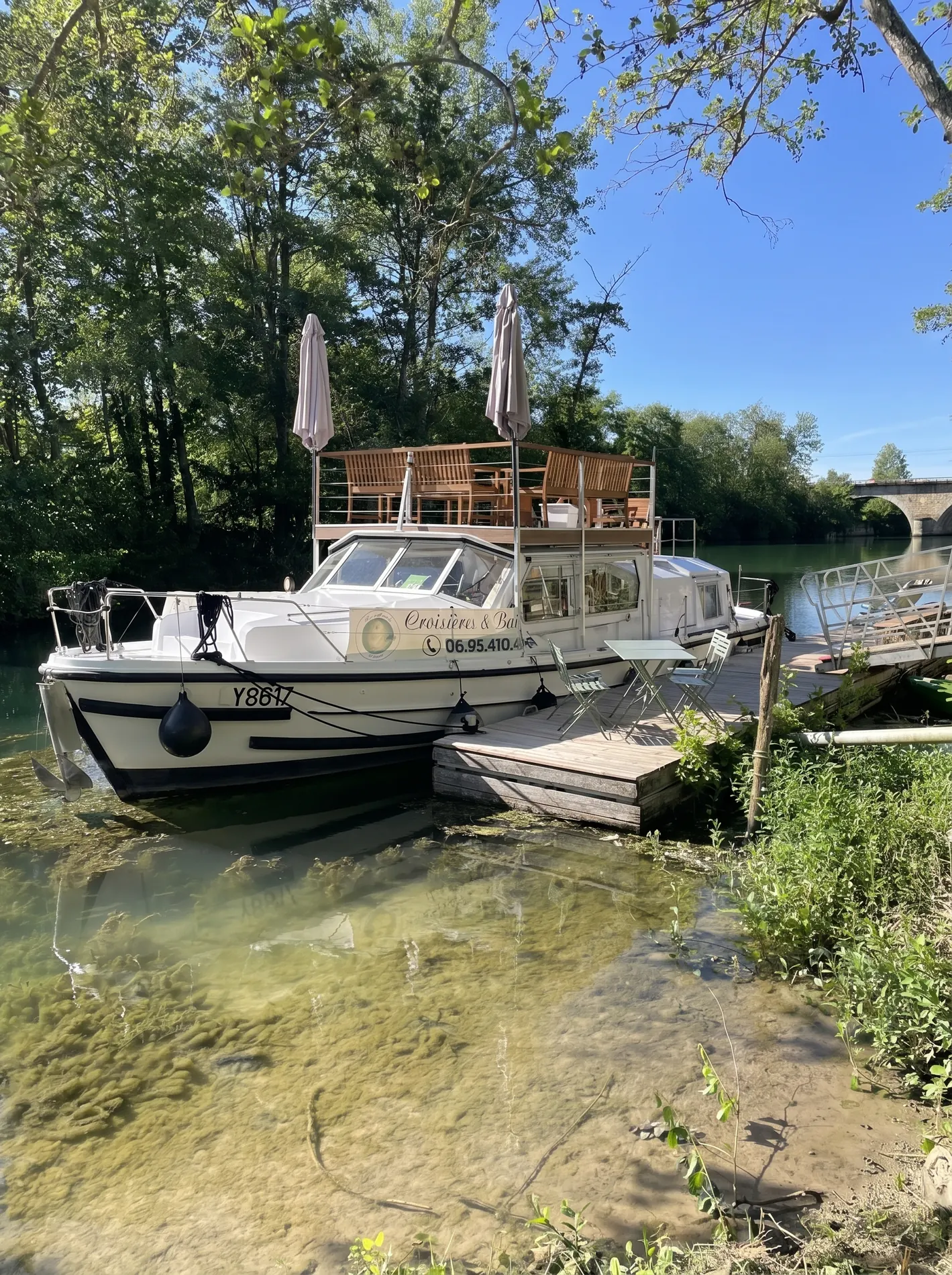 Le Viking à quai à Méry-sur-Marne, sa terrasse et ses parasols sous le soleil