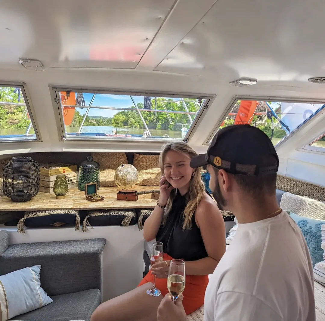 Couple au champagne dans le salon du Viking